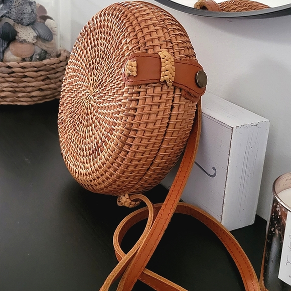 Round Rattan Clutch Purse - Picture 2 of 6